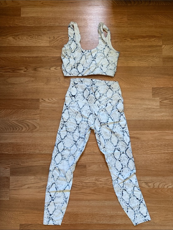 Varley Other - Varley Cream and Blue Snake-Print Leggings and Bra